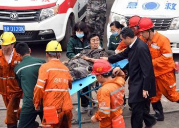 Emergency personnel surround a dazed worker as he is rescued from a coal mine accident in East China's Shandong province on Oct 21, 2018. (Xinhua)