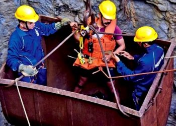 Navy personnel at the rescue operations. (AFP)