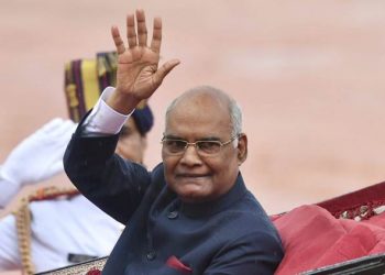 New Delhi: President Ram Nath Kovind waves as he leaves in a regal buggy after inspecting a guard of honour in the forecourt of the Rashtrapati Bhavan in New Delhi (PTI)