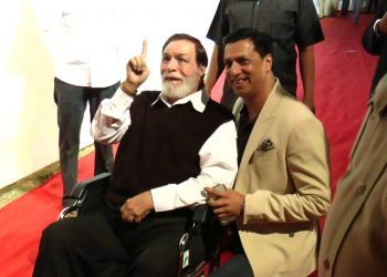 Veteran Bollywood actor-director-writer-comedian and a Quranic scholar, Kader Khan with Madhur Bhandarkar at Umang Show 2016 (TWITTER)