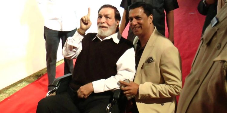 Veteran Bollywood actor-director-writer-comedian and a Quranic scholar, Kader Khan with Madhur Bhandarkar at Umang Show 2016 (TWITTER)