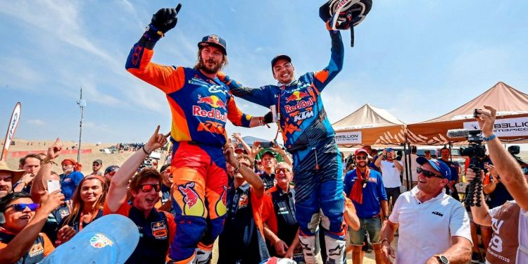 Australia's Toby Price celebrates with 2018 winner Matthias Walkner KTM (AFP)