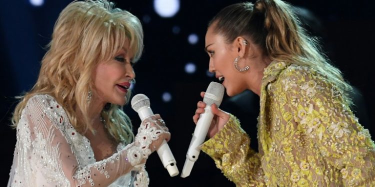 US singers Dolly Parton and Miley Cyrus -- her goddaughter -- perform "Jolene" at the Grammys (AFP)