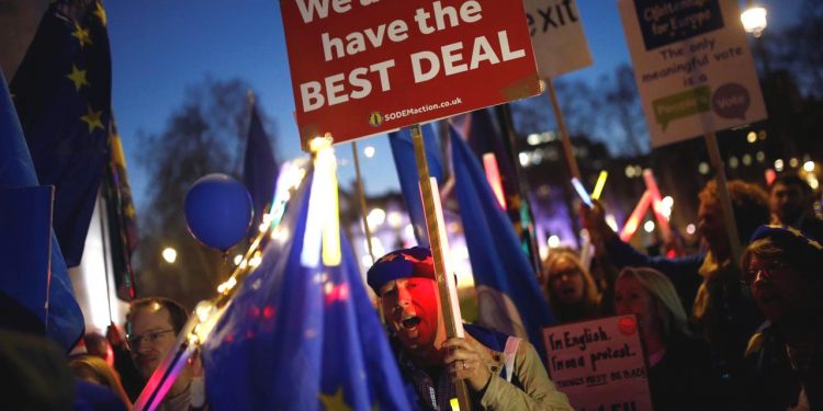 Anti-Brexit protesters shout slogans outside of the Houses of Parliament in London, Britain, February 27, 2019. (REUTERS)