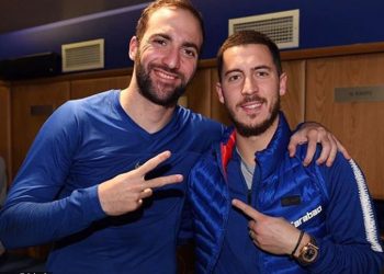 Gonzalo Higuain (L) and Eden Hazard scored two goals each for Chelsea