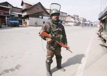 Central Reserve Police Force (CRPF) personnel stand guard in front of closed shops during restrictions after Kashmiri separatist called for shutdown to protest the arrest of their leaders in Srinagar February 24, 2019. (REUTERS)