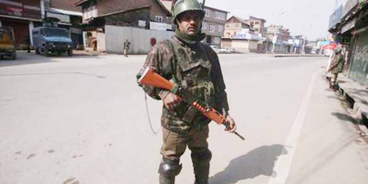 Central Reserve Police Force (CRPF) personnel stand guard in front of closed shops during restrictions after Kashmiri separatist called for shutdown to protest the arrest of their leaders in Srinagar February 24, 2019. (REUTERS)