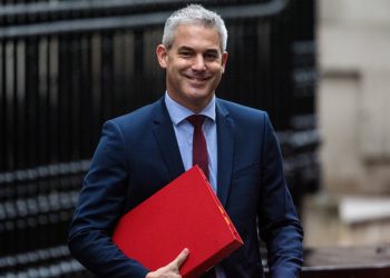 LONDON, ENGLAND - NOVEMBER 28: Brexit Secretary Stephen Barclay leaves Downing Street for Prime Minister's Questions on November 28, 2018 in London, England. British Prime Minister Theresa May May will visit Scotland today as she continues her tour of the UK ahead of a crucial vote on her Brexit plan in Parliament in December. (AP/Getty Images)