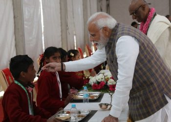 PM serving the three billionth meal (Image tweeted by Akshaya Patra Official)