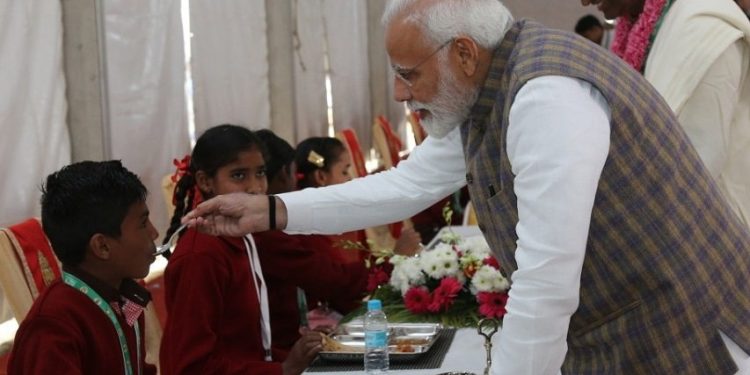 PM serving the three billionth meal (Image tweeted by Akshaya Patra Official)
