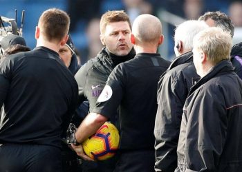 The Spurs manager vented his frustration out on referee Mike Dean. (Reuters)