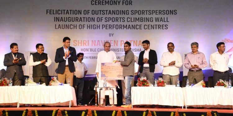 Para athlete Pramod Bhagat receives his cash prize from Chief Minister Naveen Patnaik in Bhubaneswar, Monday   