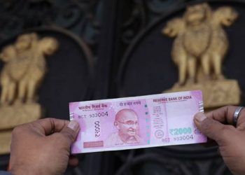 Rupee falls 41 paise to 69.20 vs USD in early trade