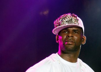 U.S. vocalist, songwriter and producer R. Kelly performs on the final day of the St Lucia Jazz and Arts Festival at Pigeon Island National Landmark, May 12, 2013. (REUTERS)