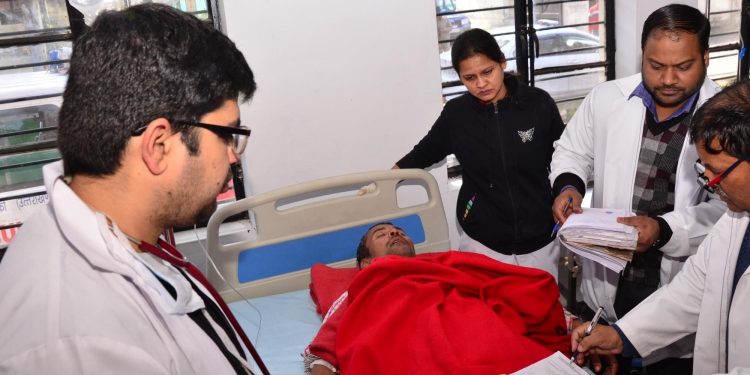 Doctors examining a patient who was admitted after consuming spurious liquor in Uttarakhand's Roorkee, on Feb 9, 2019. (IANS)