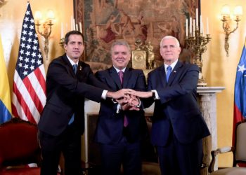 Colombian President Ivan Duque (C), US Vice President Mike Pence (R) and Venezuelan opposition leader and self-declared acting president Juan Guaido meet in Bogota February 25, 2019 (AFP)