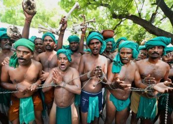 Tamil farmers during their protest with skulls and bones for loan waiver and drought-relief package at jantar Mantar Delhi (PTI) *representational Image*
