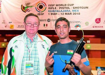 Pavel Smirnov (L) with Indian shooter Shazhar Rizvi