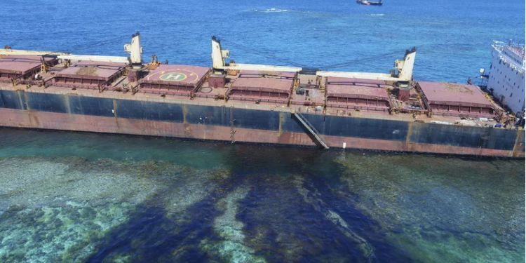 The Solomon Trader ship leaking oil