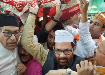 Union minister Mukhtar Abbas Naqvi offers 'Chadar' at the majar of Sufi saint Khwaja Moinduddin Chisti in Ajmer Sharif on behalf of Prime Minister Narendra Modi, Monday (PTI)
