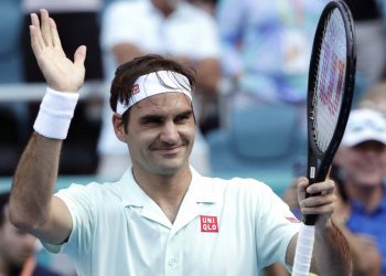 Roger Federer waves to the crowd after his victory, Wednesday