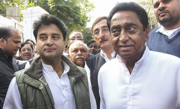 Madhya Pradesh Congress president Kamal Nath with party leader Jyotiraditya Scindia (left)and others in Bhopal on 12 Dec 2018.(PTI)