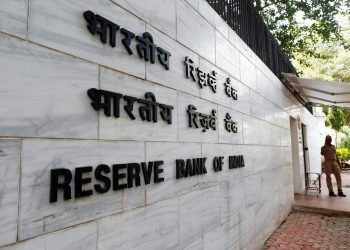 A police officer stands guard in front of the Reserve Bank of India (RBI) head office in Mumbai, August 9, 2016. (REUTERS/Danish Siddiqui)