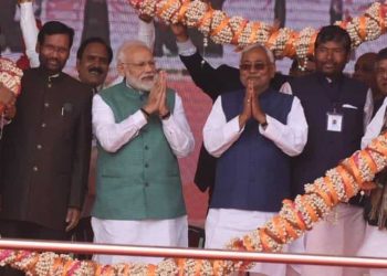 Prime Minister Narendra Modi flanked by Bihar Chief Minister Nitish Kumar (R) and Union Minister Ram Vilas Paswan at the rally in Patna, Sunday