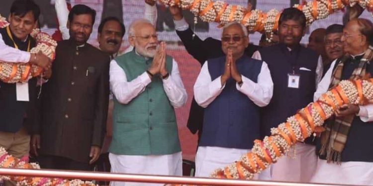 Prime Minister Narendra Modi flanked by Bihar Chief Minister Nitish Kumar (R) and Union Minister Ram Vilas Paswan at the rally in Patna, Sunday