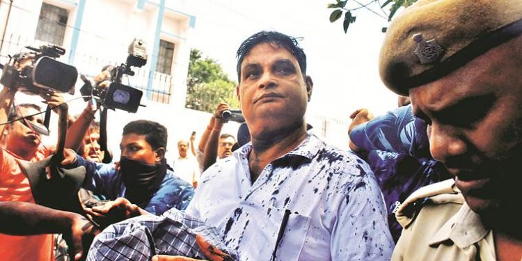 Main accused Brajesh Thakur being taken to a special POCSO court in Muzaffarpur. Protesters threw ink at Thakur while he was on his way to the court. (PTI)