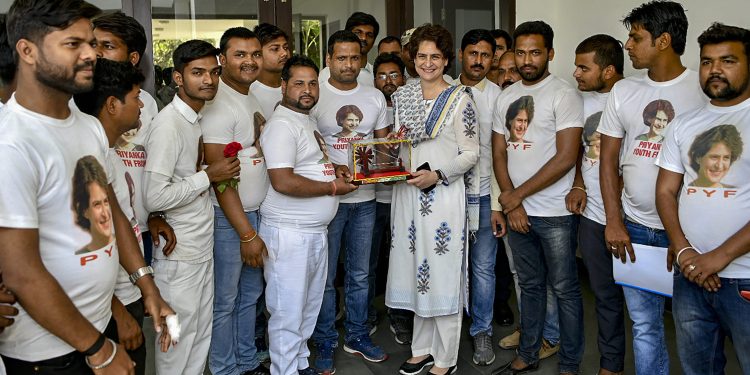 Raebareli: Congress General Secretary Priyanka Gandhi Vadra meets various delegations and groups at a guest house, in Raebareli, Thursday, March 28, 2019. (PTI Photo)

(PTI3_28_2019_000060B)