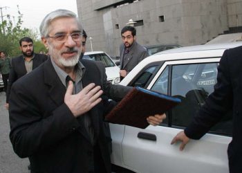 FILE - Mir Hossein Mousavi, Iran's former prime minister and reformist candidate for the Iranian presidential elections, arrives for a meeting with economists in Tehran on April 16, 2009. (AFP)