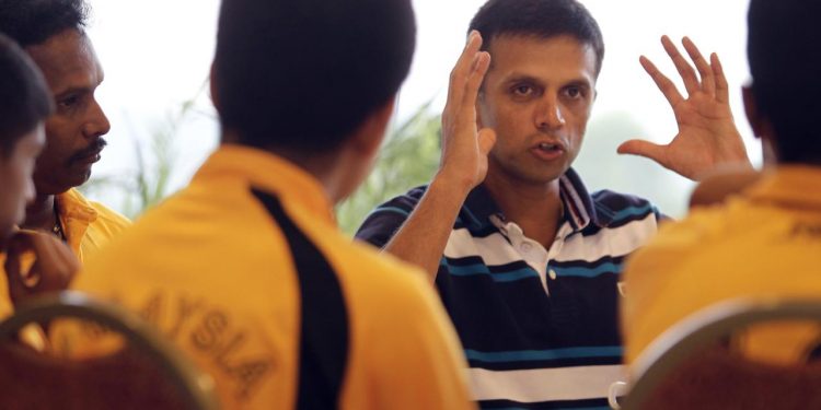 Former Indian cricket captain Rahul Dravid (R) speaks to Malaysian U-16 cricketers during a cricket clinic in Kuala Lumpur June 27, 2012. (REUTERS)