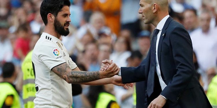 Isco and Gareth Bale each scored in Madrid's 2-0 victory over Celta before Atletico lost 2-0 at San Mames.