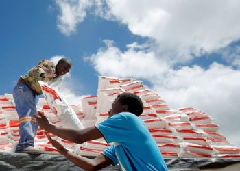 Aid workers offload maize meal for victims of Cyclone Idai at Siverstream Estates in Chipinge, Zimbabwe, March 24, 2019. (REUTERS)