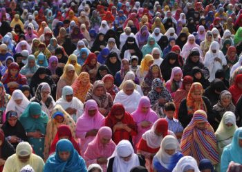 Muslim women attend Eid al-Fitr prayers to mark the end of the holy fasting month of Ramadan in Srinagar July 6, 2016. (REUTERS)