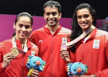 Saina Nehwal (L) and PV Sindhu with their coach Pullela Gopichand