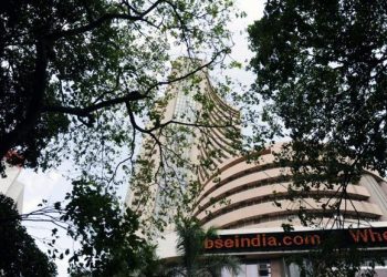 Market starts on a tepid note amid weak global cues