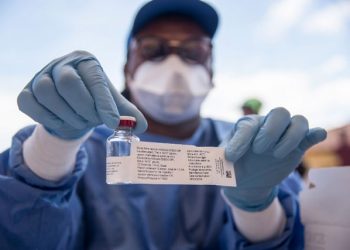 A nurse working with the World Health Organization (WHO) shows a bottle containing Ebola vaccine at the town all of Mbandaka May 21, 2018 during the launch of the Ebola vaccination campaign.(AFP)