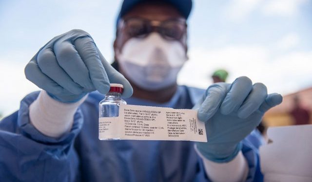 A nurse working with the World Health Organization (WHO) shows a bottle containing Ebola vaccine at the town all of Mbandaka May 21, 2018 during the launch of the Ebola vaccination campaign.(AFP)
