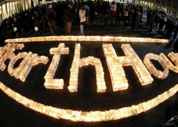 People celebrated Earth Hour by lighting lanterns in Berlin, Germany [Representational Image] (REUTERS)