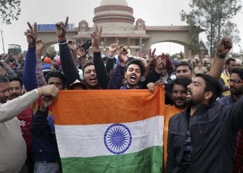 People awaiting the arrival of IAF Wing Commander Abhinandan Varthaman celebrate with the Tricolour at the Attari border