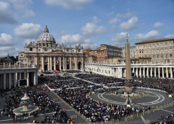 A general view shows the crowd in St Peter's square during the Palm Sunday mass on March 20, 2016 in Vatican (AFP)