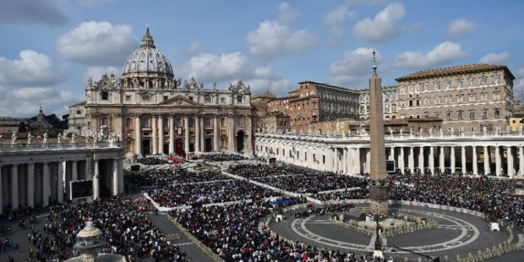A general view shows the crowd in St Peter's square during the Palm Sunday mass on March 20, 2016 in Vatican (AFP)