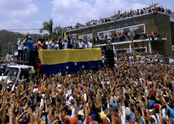 Venezuelan opposition leader and self-proclaimed interim president Juan Guaido (C) told supporters in Valencia that he plans a national mobilization to culiminate with a march on the presidential palace (AFP)