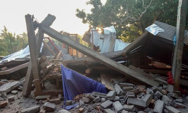2 tourists killed in 4.4-magnitude Indonesia quake