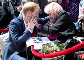 Prince Harry, Duke of Sussex, meets Daphne Dunne during a visit at the Sydney Opera House in Sydney, Australia, October 16, 2018. Paul Edwards/Pool via (REUTERS)