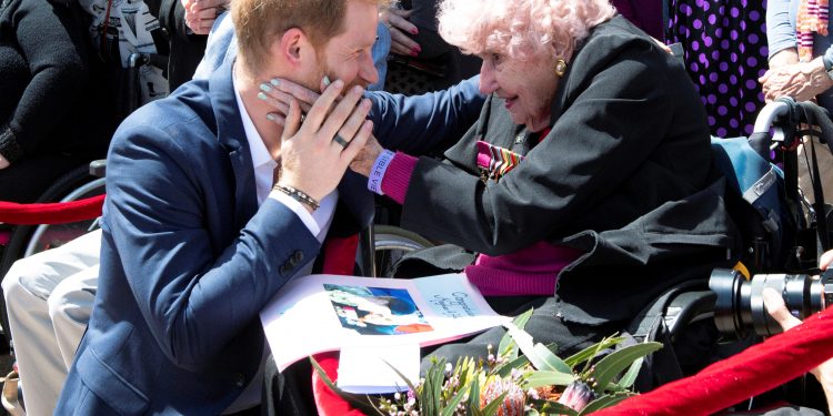 Prince Harry, Duke of Sussex, meets Daphne Dunne during a visit at the Sydney Opera House in Sydney, Australia, October 16, 2018. Paul Edwards/Pool via (REUTERS)