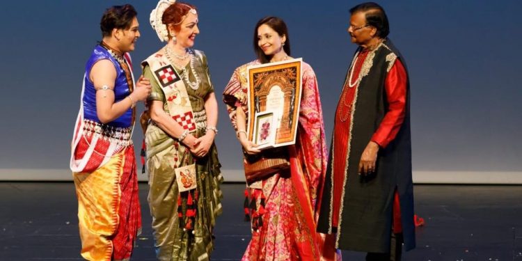 Shallu Jindal (3rd from L) being presented the award by Raghunath Mohapatra (R)