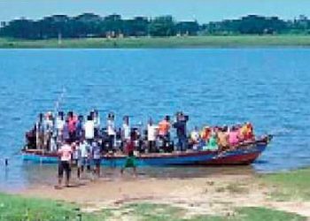 People have to cross in overcrowded boats putting their lives in risk at Kendrapara